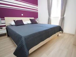 Apartment with pool & barbeque - Image 4