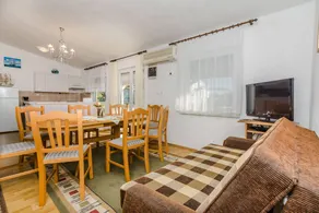 Fully equipped holiday apartment with garden & barbeque - Image 5