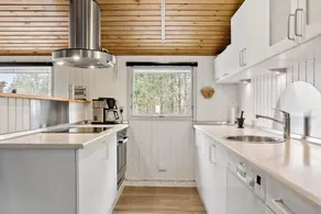 Holiday home with sauna, garden & terrace - Image 5