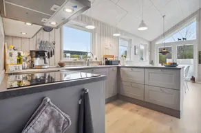 Holiday home with terrace - Image 5