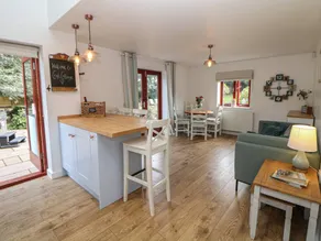 Family-oriented wonderful cottage with hot tub, barbecue & garden | Pets allowed - Image 5