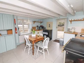 Cottage with garden & pool - Image 4