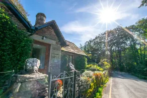 Family-oriented cottage with garden - Image 2