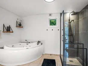 Holiday apartment with BBQ & garden - Image 2