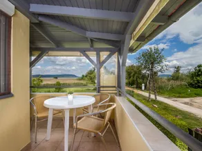 Flat with terrace, BBQ & pool | Lake view - Image 2
