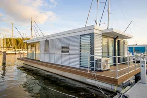Boat with garden - Image 3