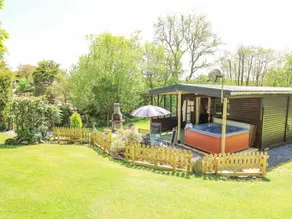 Family-friendly beautiful cottage with jacuzzi & garden | Pets allowed - Image 2