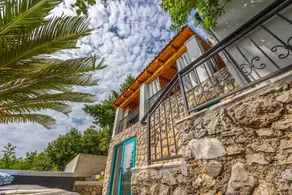 Villa with terrace and sea view - Image 2
