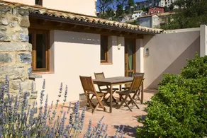 Holiday home with garden | Mountain view - Image 2