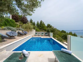Holiday home with garden, BBQ & private pool - Image 5