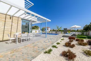 Beautiful villa with private pool, garden & BBQ - Image 4
