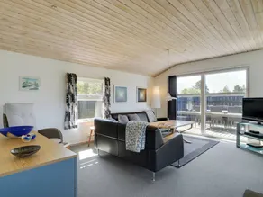 Holiday home with terrace - Image 5