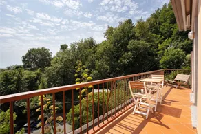 Appartement avec piscine, jardin et internet haut débit | Vue jardin - Image 2