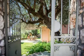 Family-oriented ample villa with garden & terrace | Sea view - Image 5