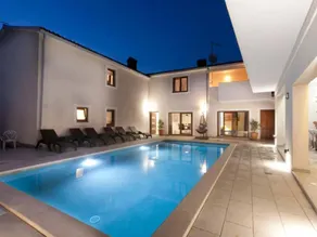 Apartment with pool, garden & barbecue - Image 2