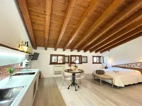 Agriturismo l' Abbraccio della Vigna tra vigneti con vista Castelli di Montecchio Maggiore e Colli Berici: Agriturismo Vicenza - Appartamento Vite Romantica - parcheggio privato, giardino, portico privato e WiFi Gratuito - Image 2