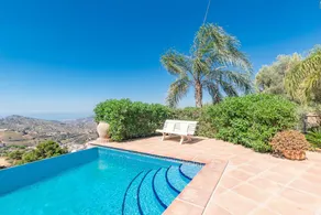 Fully equipped villa with terrace, private pool & jacuzzi | Garden view - Image 2