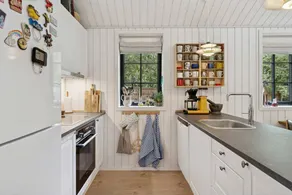 Family retreat between forest and beach in Odden - Image 4
