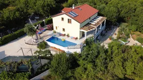 Charming letting with terrace, garden & barbecue | Pool view | Pet-friendly - Image 2