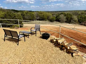 Cozy Cabin for Glamping Stay on Lake Godstone, Texas - Image 5
