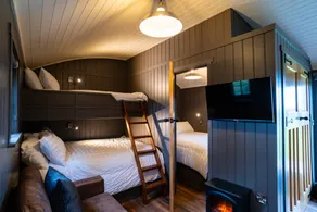 Lodge with barbeque, jacuzzi & garden | Beach view - Image 4