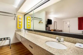 Holiday apartment with pool - Image 5