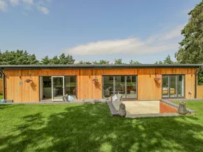 Cottage with garden & jacuzzi | Beach view - Image 2
