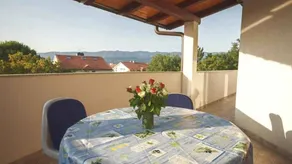 Flat with garden, barbecue & terrace - Image 3