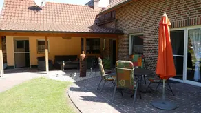 Apartment with terrace & garden - Image 4