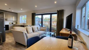 Charming Bungalow with Garden and Family-Friendly Amenities - Image 5