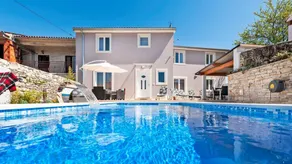 Holiday home with BBQ, garden & terrace | Pets are welcome - Image 2