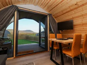 Family-oriented charming cottage with hot tub & garden | Pets allowed - Image 4