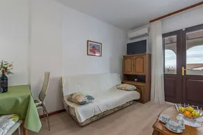 Holiday apartment with garden, terrace & BBQ - Image 2