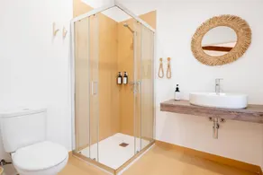 Chambre chez l'habitant avec piscine et jardin - Image 4