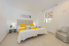 Villa with BBQ, garden & terrace - Image 4