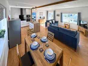 Family-friendly lovely cottage with hot tub & garden | Pets are welcome - Image 5