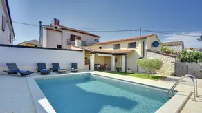 Holiday home with pool, BBQ & garden - Image 2