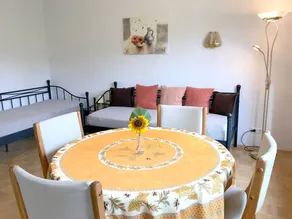 Charming holiday apartment with terrace & garden - Image 2