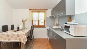 Holiday apartment with barbecue, garden & terrace - Image 4