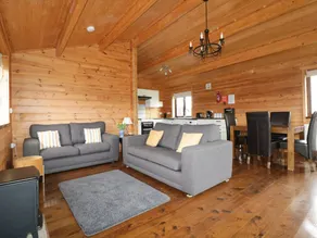 Family-oriented cottage with garden - Image 4