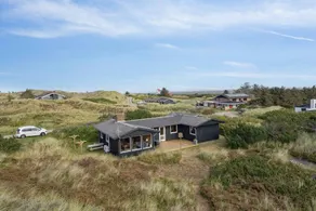 Holiday home with garden & BBQ - Image 5