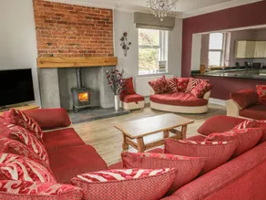 Children-friendly cottage with hot tub, garden & sauna - Image 3