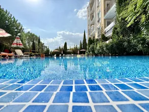 Flat with garden & pool - Image 3