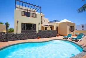 Agréable villa conviviale et familiale avec piscine privée, jardin et terrasse | Vue ville - Image 2