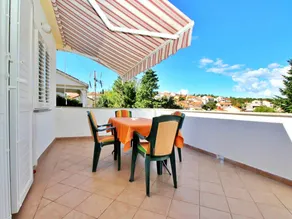 Lovely apartment with BBQ, terrace & garden | Sea view - Image 2