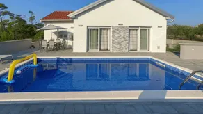 Holiday home with pool, garden & BBQ | Lake view - Image 3