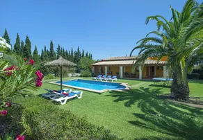 Family-oriented villa with terrace, garden & private pool | Mountain view | Good for workation - Image 4
