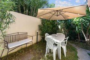 Charmante maison de vacances adaptée aux familles avec internet haut débit, barbecue et jardin | Vue jardin - Image 3