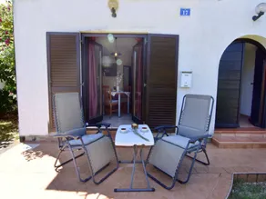 Apartamento vacacional con jardín y terraza - Image 2