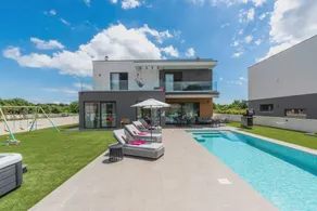 Villa with hot tub - Image 3